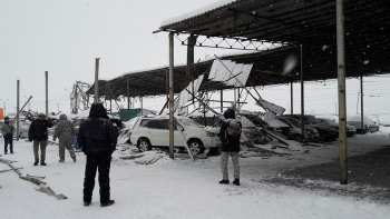 На авторынке «Азамат» навес, под которым стояли машины, упал под тяжестью снега (фото, видео)