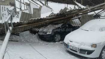 На авторынке «Азамат» навес, под которым стояли машины, упал под тяжестью снега (фото, видео)