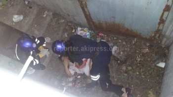 В Бишкеке девушка ночью упала в открытый подвал на Байтик батыра-Саманчина, которого не видно ночью и сильно пострадала, - очевидец (фото)