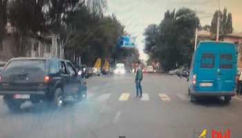 На ул.Киевской внедорожник ехал по встречке и чуть не сбил пешехода на «зебре» (видео)