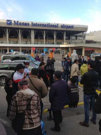 Фото, видео — Из аэропорта «Манас» в Бишкеке эвакуировали людей из-за сообщения о бомбе