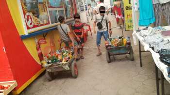 Малолетние дети на «Дордое» продают напитки, перевозя их на тележках. Где соцработники? - горожанин (фото)