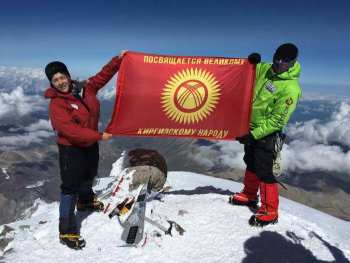 Альпинистка из Кабардино-Балкарии на вершине Эльбруса поблагодарила кыргызский народ за гостеприимство и доброту (видео)
