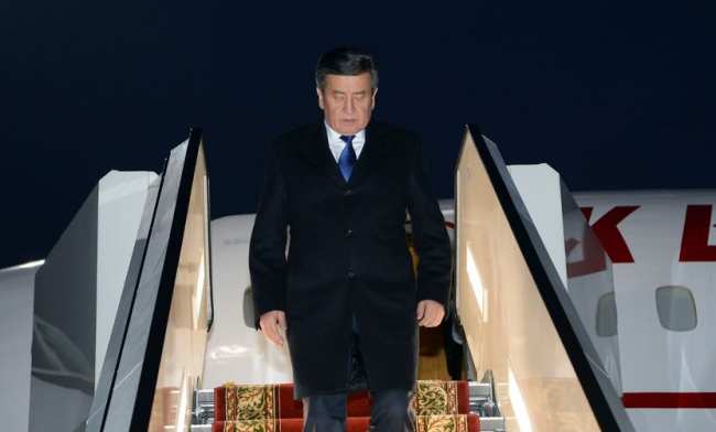 Фото пресс-службы президента Кыргызстана. Сооронбай Жээнбеков прибыл в город Санкт-Петербург