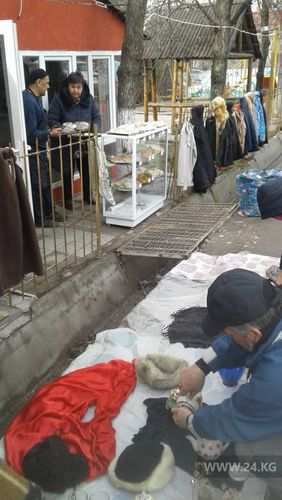 Фото читателя 24.kg. Стихийная торговля на улице Юнусалиева