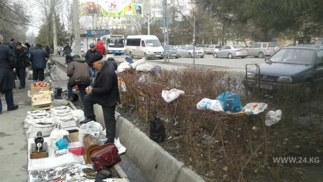 Фото читателя 24.kg. Стихийная торговля на улице Юнусалиева