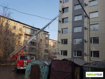 В центре Бишкека ребенок спрыгнул с 5-го этажа,  спасаясь от огня