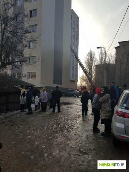 В центре Бишкека ребенок спрыгнул с 5-го этажа,  спасаясь от огня