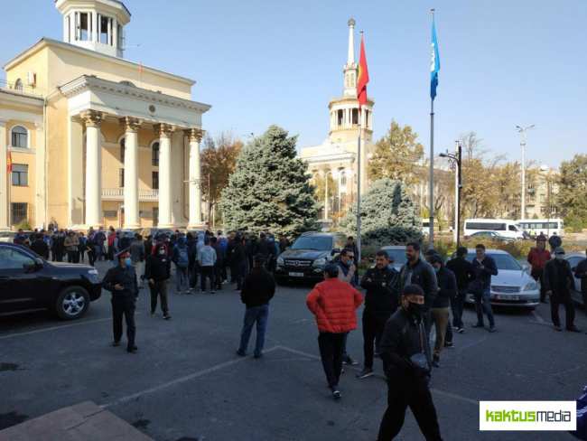 Противники Наримана Тюлеева вышли на митинг к мэрии. Он вышел к ним