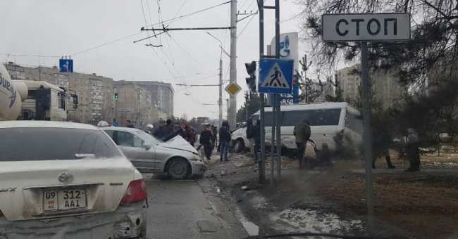 В крупном ДТП в Бишкеке с участием четырех машин погиб человек