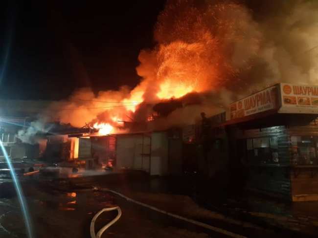Опять крупный пожар на Ошском рынке. Огонь полностью потушен