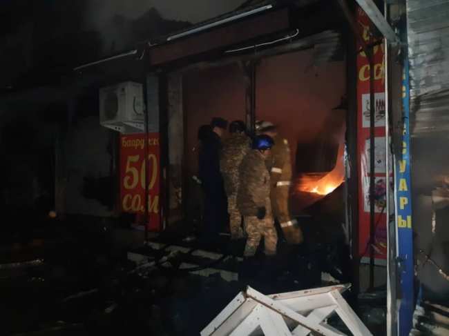 Опять крупный пожар на Ошском рынке. Огонь полностью потушен