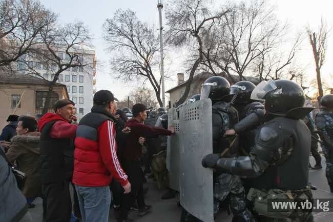 "Запреты - самый легкий путь". Нужно ли запрещать митинги в Бишкеке?