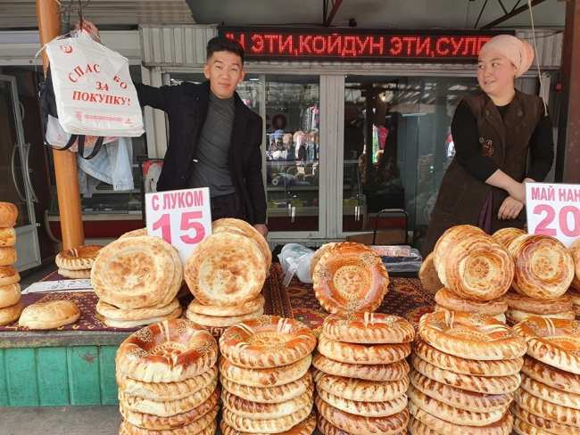 Сплошные маты. Российский журналист чуть не погиб на Ошском рынке Бишкека