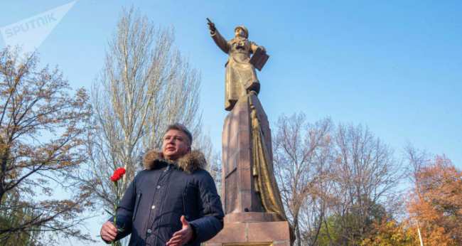 Советник посольства России Андрей Сургаев на митинге-реквиеме, посвященный памяти воинов-панфиловцев в парке имени Панфилова в Бишкеке. 16 ноября, 2019 года