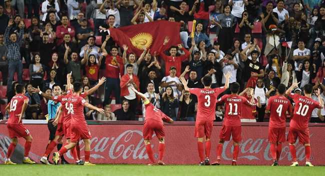 Футболисты сборной Кыргызстана празднуют победу. Архивное фото