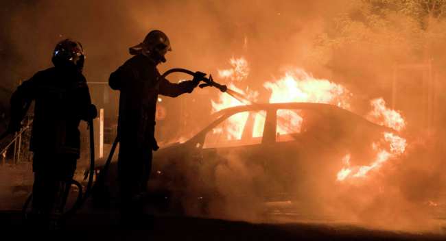 Сотрудники МЧС тушат загоревший автомобиль. Архивное фото