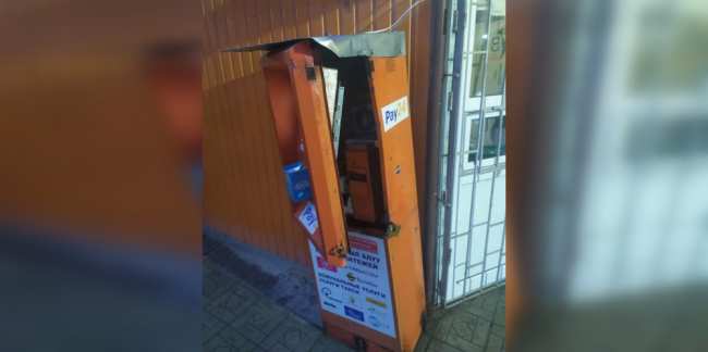 «Работали ломом и монтировкой». В Бишкеке снова вскрыли платежный терминал (видео)