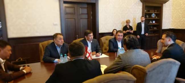 Бишкек собирается установить побратимские связи с Тбилиси и Ереваном