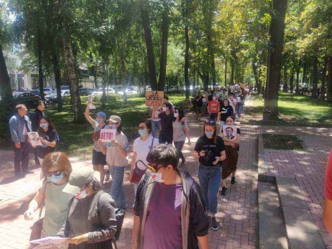Участники марша за свободу слова требуют, чтобы Асылбаева сдала мандат