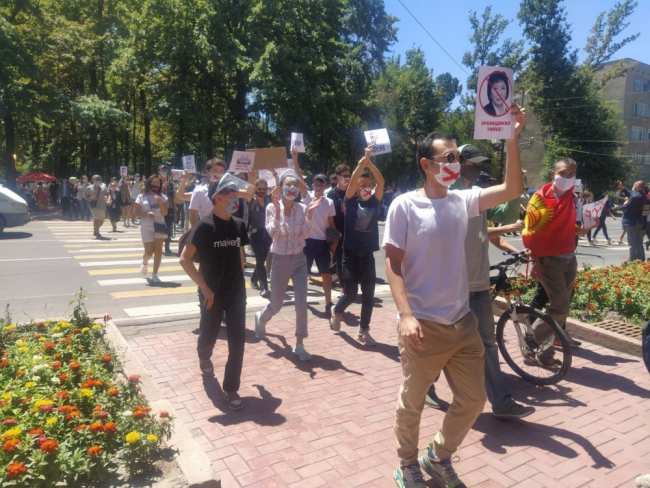 Участники марша за свободу слова требуют, чтобы Асылбаева сдала мандат