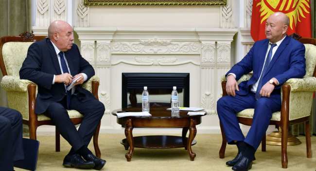 Вице-премьер-министр Кыргызской Республики Жениш Разаков встретился со спецпредставителем президента Российской Федерации по международному культурному сотрудничеству Михаилом Швыдким.
