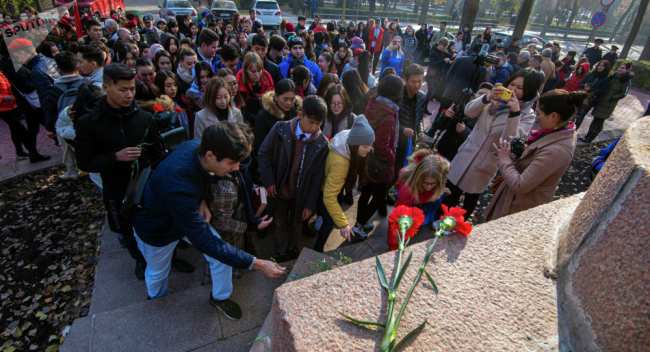 В Бишкеке прошел митинг-реквием, посвященный памяти воинов-панфиловцев. На акцию, приуроченную к 78-й годовщине подвига 316-й стрелковой дивизии, в парке имени И. Панфилова в Бишкеке. 16 ноября, 2019 года