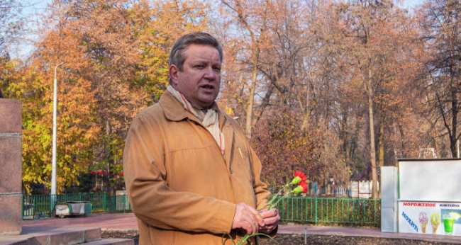 Руководитель представительства Россотрудничества в КР Виктор Нефедов на митинге-реквиеме, посвященный памяти воинов-панфиловцев в парке имени Панфилова в Бишкеке. 16 ноября, 2019 года