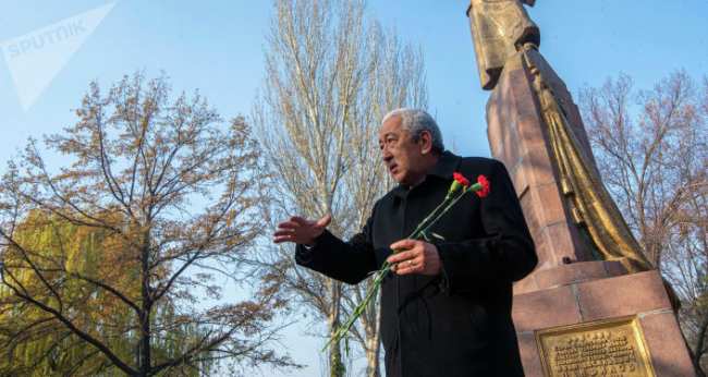 Депутат ЖК Исхак Масалиев на митинге-реквиеме, посвященный памяти воинов-панфиловцев в парке имени Панфилова в Бишкеке. 16 ноября, 2019 года