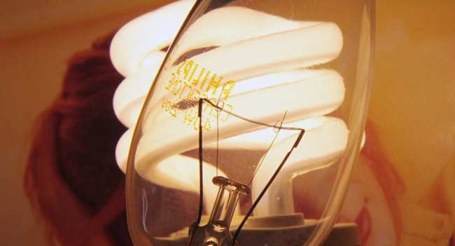 Лампа накаливания и энергосберегающая лампочка. Архивное фото