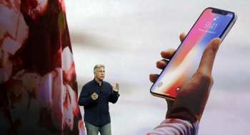 Старший вице-президент Apple по маркетингу Фил Шиллер анонсирует функции нового iPhone X во время презентации корпорации в театре Стив Джобс в Купертино, Калифорния