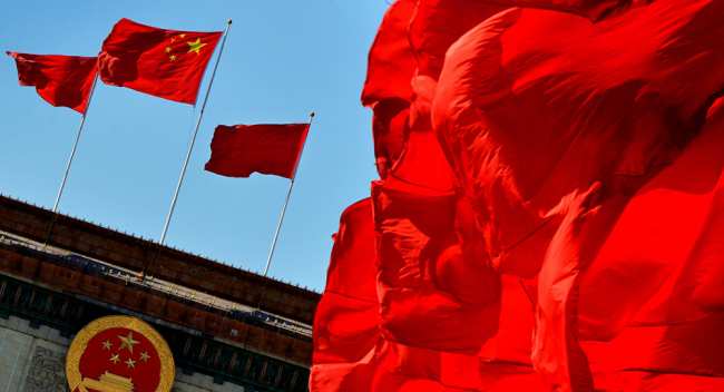Китайские флаги над Большим Залом народа, который является местом проведения съезда Коммунистической партии в Пекине. Архивное фото