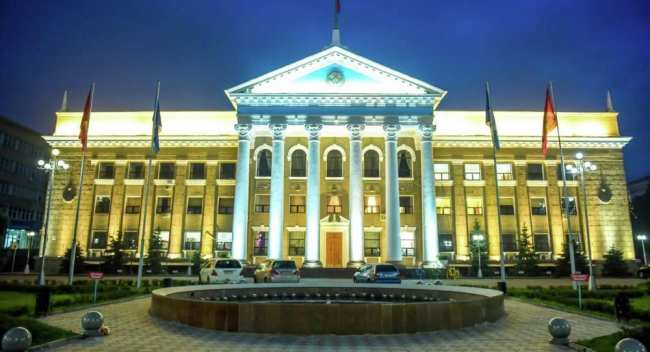 Вид на фасад мэрии города Бишкек вечером. Архивное фото