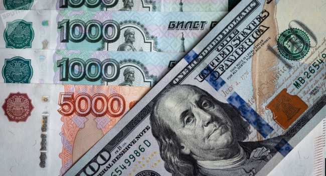 Купюры российских рублей и долларов. Архивное фото
