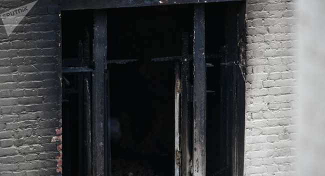 Окно в жилом доме пострадавшая от пожара. Архивное фото