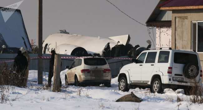 Обломки самолета Fokker 100 казахстанской авиакомпании Bek Air, следовавшего рейсом Алма-Ата - Нур-Султан, недалеко от жилых домов.