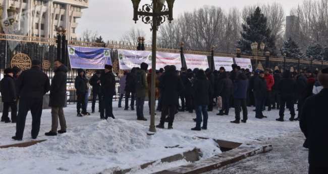 В Бишкеке возле здания Жогорку Кенеша проходит митинг против приграничных конфликтов