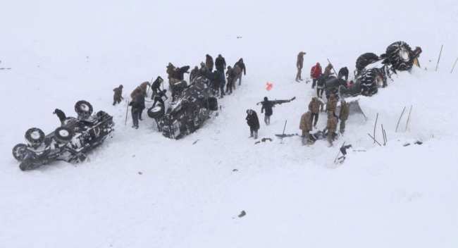 Турецкие солдаты и местные жители пытаются спасти людей, попавших под лавину в Бахчесарае в провинции Ван. Турция, 5 февраля 2020 года