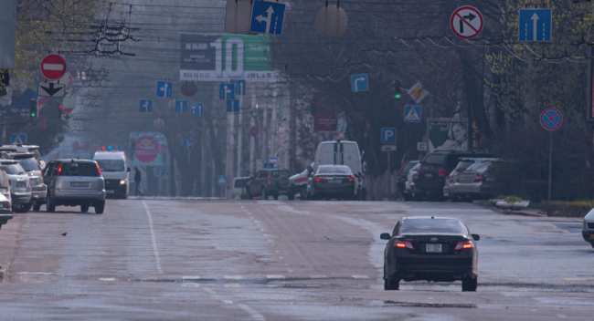 Автомобили на одной из улиц Бишкека, во время режима чрезвычайного положения из-за ситуации с коронавирусом