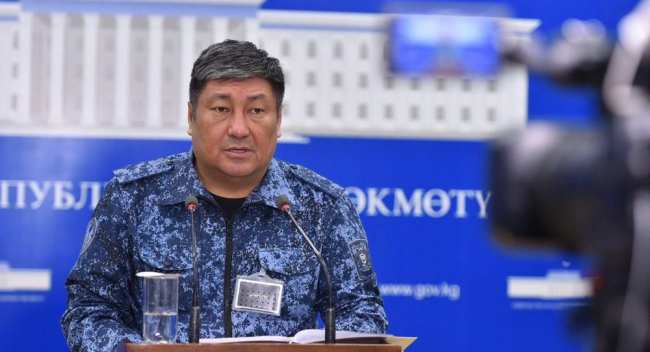 Комендант Бишкека Алмаз Орозалиев выступает на брифинге
