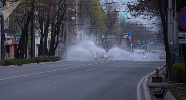 Муниципальные службы дезинфицируют улицы Бишкека, во время режима чрезвычайного положения из-за ситуации с коронавирусом
