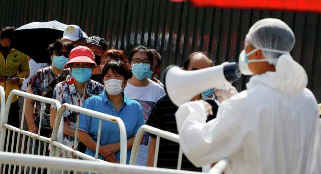 Люди стоят в очереди на тестирование коронавирусной болезни (COVID-19) в Пекине. Архивное фото