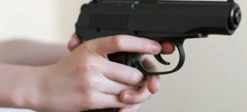 13-летний подросток выстрелил себе в грудь из пистолета отца