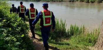 Спасатели, милиционеры и местные жители ищут унесенного рекой ребенка