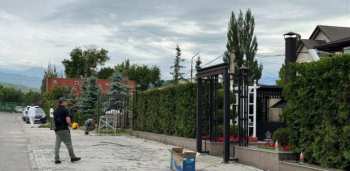 Забор гостиницы и гаражи сносят в парке имени Ататюрка