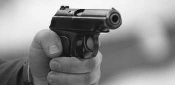 Скандал в кафе в центре Бишкека - мужчина приставил пистолет к голове девушки