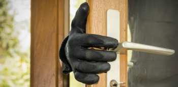 В Беловодском двое мужчин ограбили дом и избили хозяина