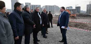 Касымалиев и зампред правительства РФ осмотрели участок для строительства российской школы