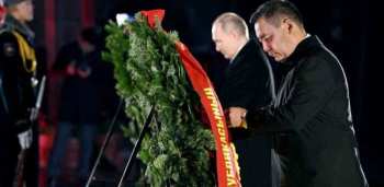 Садыр Жапаров и Владимир Путин возложили венки к Вечному огню в Бишкеке