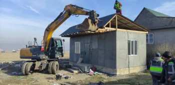 Без документов — под бульдозер: в Бишкеке снова сносят самовольные дома